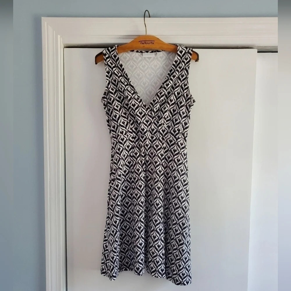 New York & Company Sleeveless Black White Geometic V-Neck Fit Flare Small Dress - Picture 2 of 12